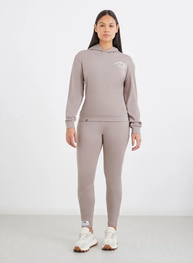 ستايلي اكتيف بلوزة بغطاء رأس بأكمام طويلة بتفاصيل نصية أمامية وخلفية من ستايلي جيمسباير إيديشن